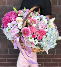 Композиция солнечный день в Шимске Цветочная композиция из Розы, Хризантемы, Пионы и Лизиантусы в корзине в Шимске