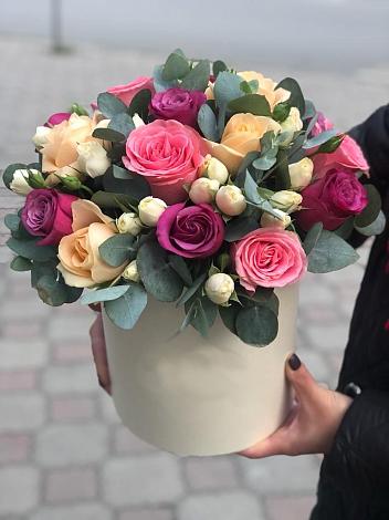 Цветочная композиция из Розы в шляпной коробке в Шимске